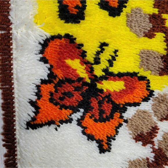 Vintage 70s Latch Hook Rug - Butterflies & Flowers, 20" x 27" - Picture 6 of 7